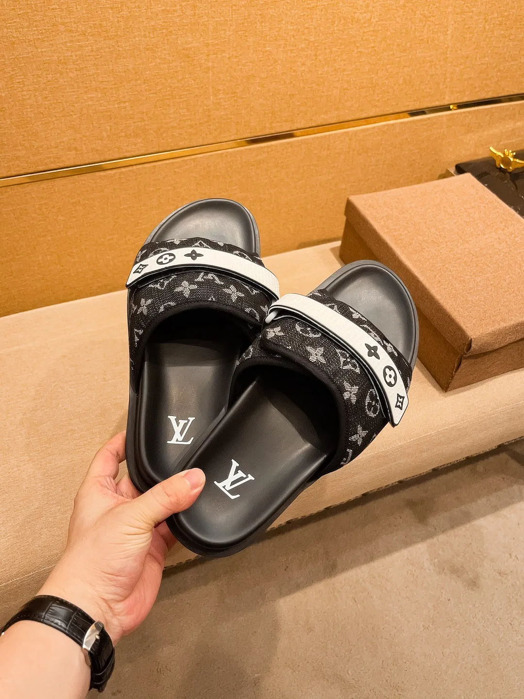 Men's men's shoes 💰 320💰 New model on the market 🔥[LV🔥 Louis Vuitton slippers] High-end 1:1 mold customization, original upgraded version of the outsole, lighter and non-slip. The top quality in the market, fashion focuses on trends, versatile and popular, simple yet tasteful, a must-have for fashionistas, exuding a fashionable and casual atmosphere, fashion is at your feet, full of confidence, the same style at the counter👍The season of spring and summer slippers is here, they are super beautiful to wear, 38-44 3⃣️colors available🔥